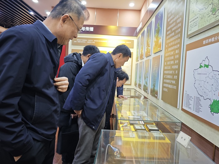 湖北中烟交流参观1 - 副本.jpg